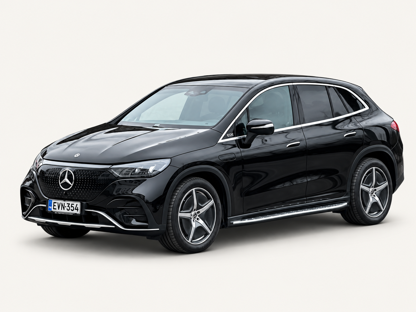 Eldriven Mercedes-Benz EQE SUV i nordisk miljö